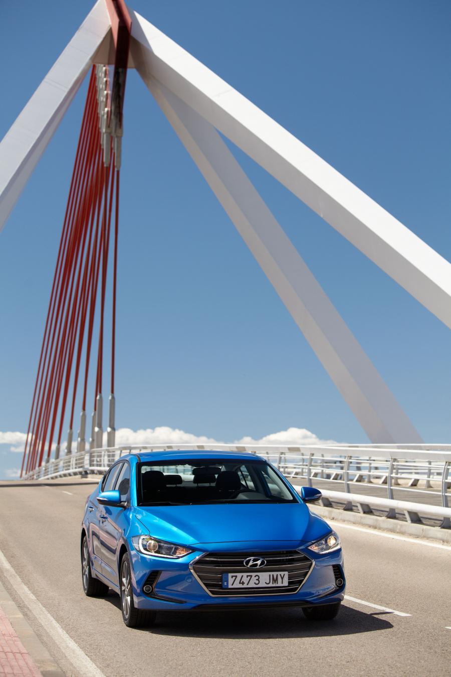  Hyundai Elantra 2016 года  (фото 16 из 30)